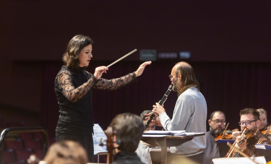 Com maestra e “Divertimento Curitiboca”, Orquestra Sinfônica exibe obra inédita no domingo