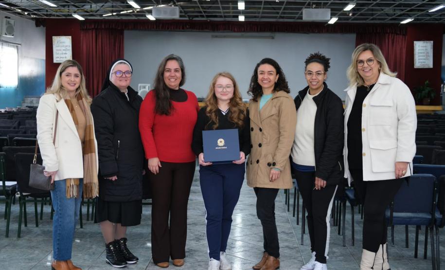 Vencedora de concurso, estudante de escola estadual em Curitiba atuará como senadora em Brasília