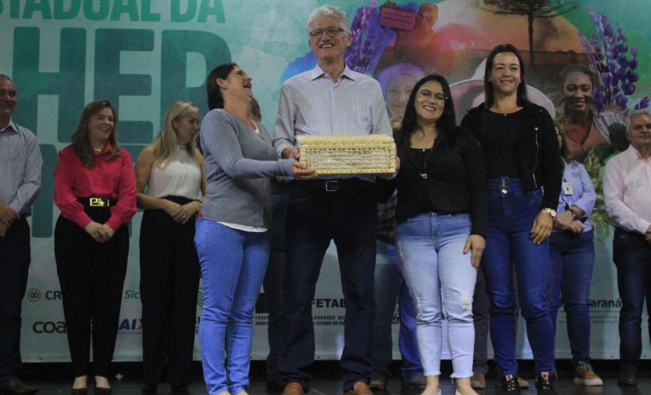 Em encontro de mulheres em Ivaiporã, Estado apresenta ações voltadas às famílias do campo