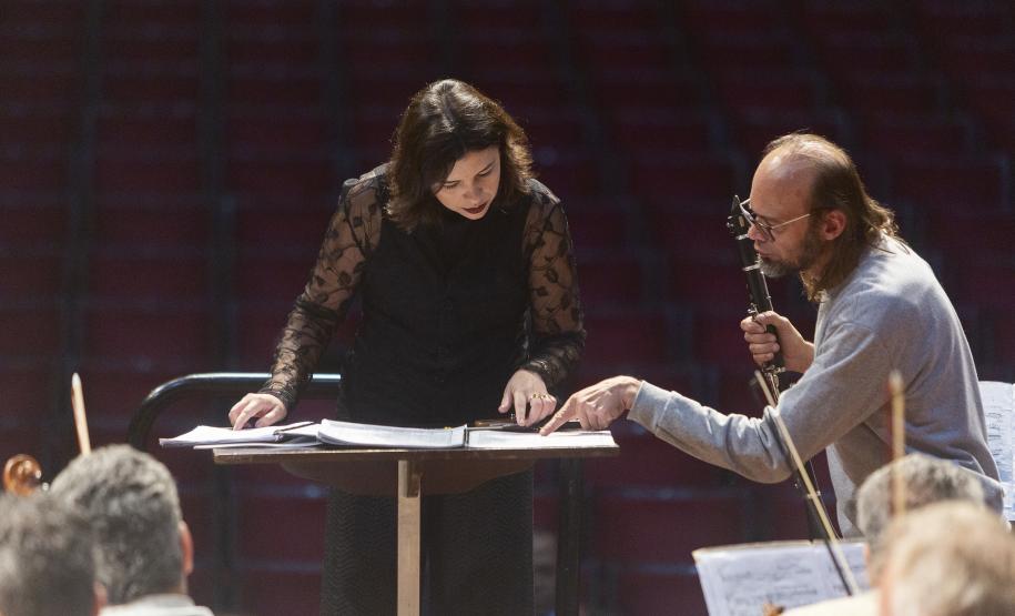 Com maestra e “Divertimento Curitiboca”, Orquestra Sinfônica exibe obra inédita no domingo