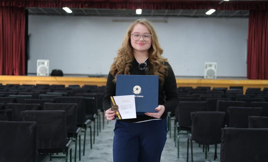 Vencedora de concurso, estudante de escola estadual em Curitiba atuará como senadora em Brasília
