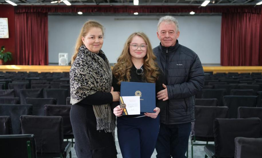 Vencedora de concurso, estudante de escola estadual em Curitiba atuará como senadora em Brasília