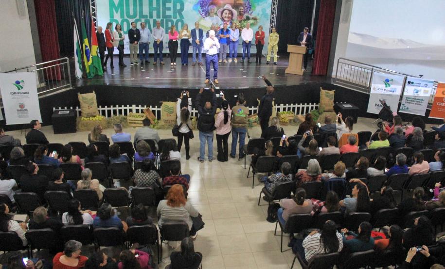 Em encontro de mulheres em Ivaiporã, Estado apresenta ações voltadas às famílias do campo