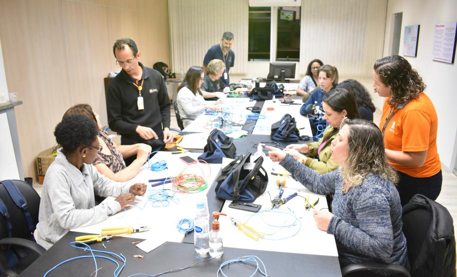 Mulheres aprendem noções de elétrica predial em curso gratuito da Copel em Londrina