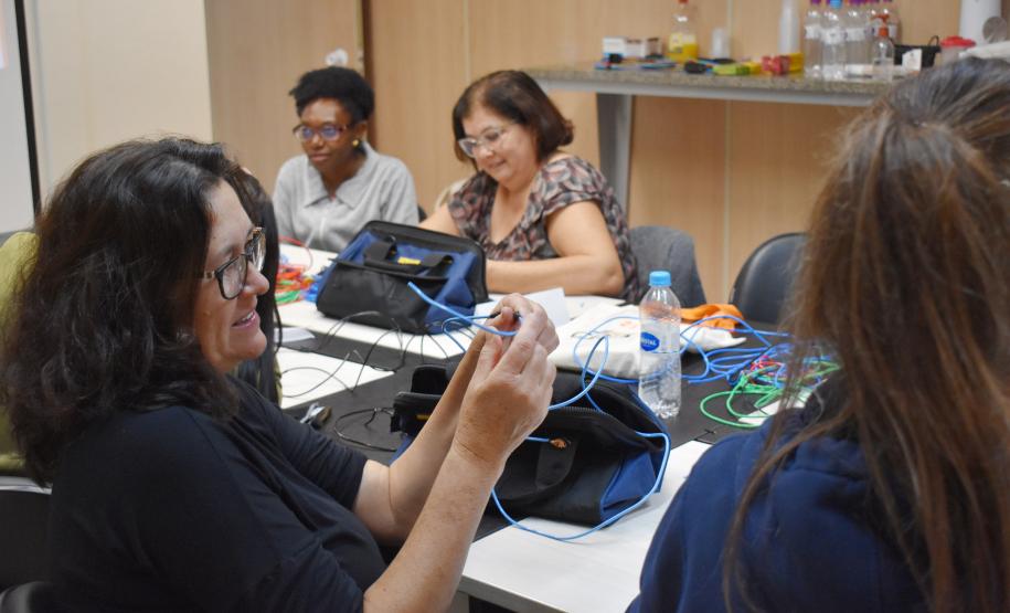Mulheres aprendem noções de elétrica predial em curso gratuito da Copel em Londrina