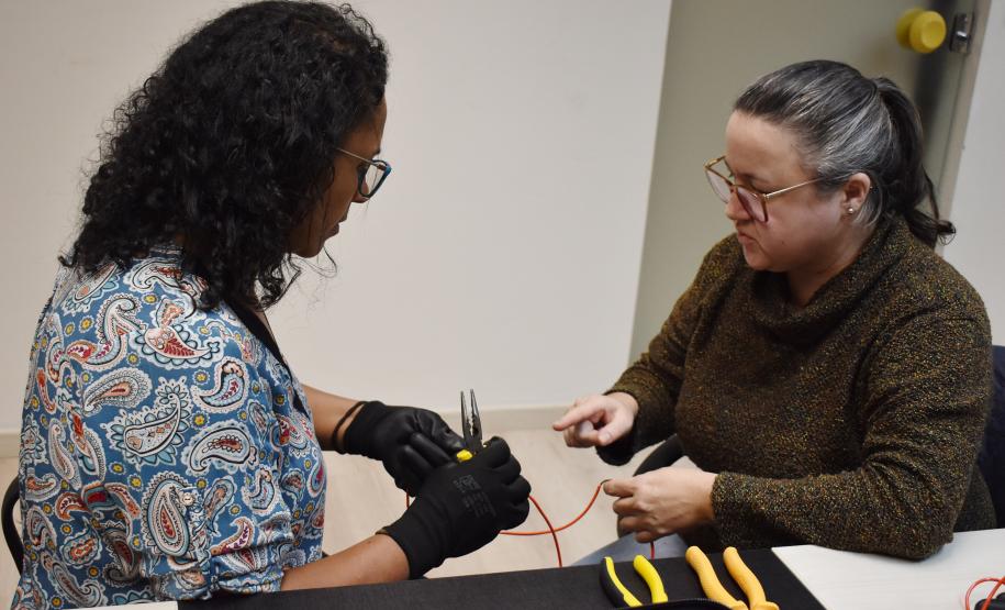 Mulheres aprendem noções de elétrica predial em curso gratuito da Copel em Londrina