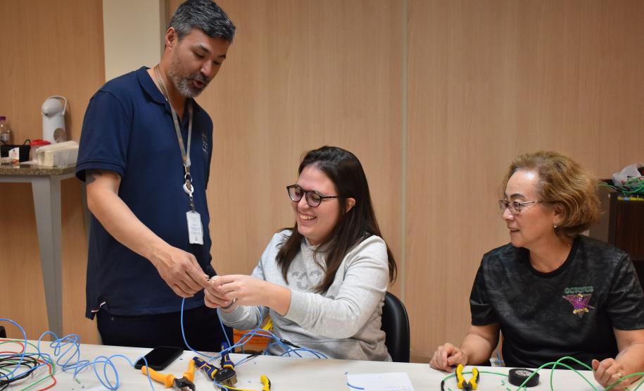 Mulheres aprendem noções de elétrica predial em curso gratuito da Copel em Londrina