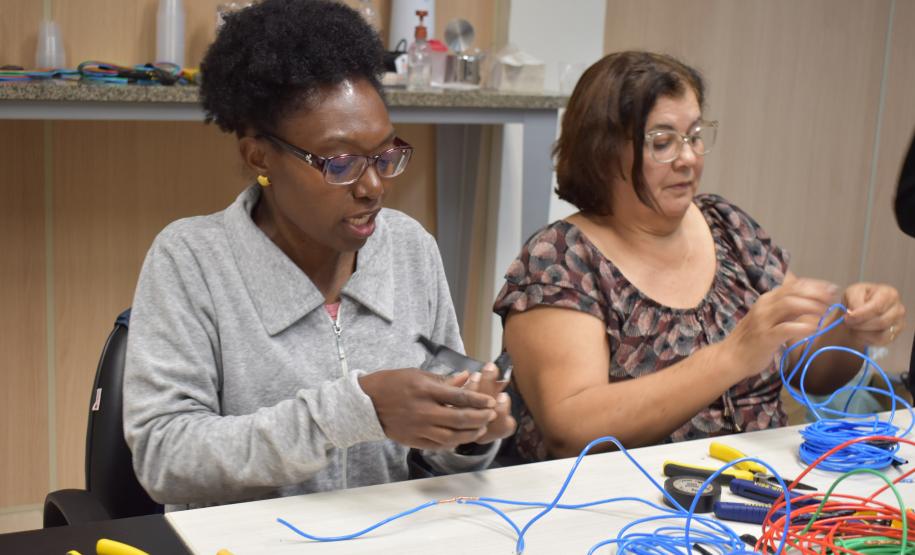 Mulheres aprendem noções de elétrica predial em curso gratuito da Copel em Londrina