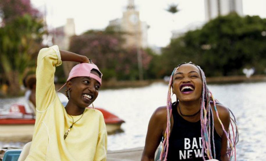 Biblioteca Pública exibe filme de cineasta queniana e promove roda de conversa sobre cultura negra