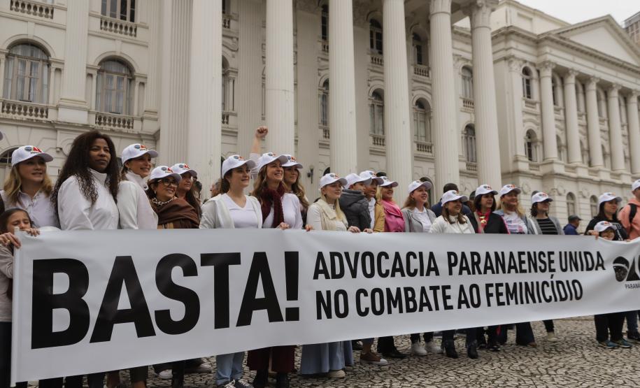 Caminhada reúne milhares pessoas no Dia Estadual de Combate ao Feminicídio