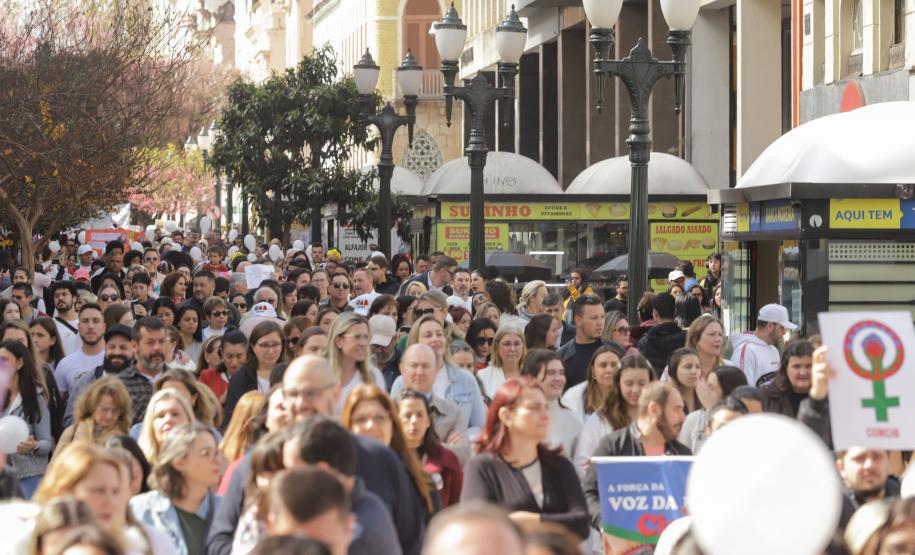 Caminhada reúne milhares pessoas no Dia Estadual de Combate ao Feminicídio