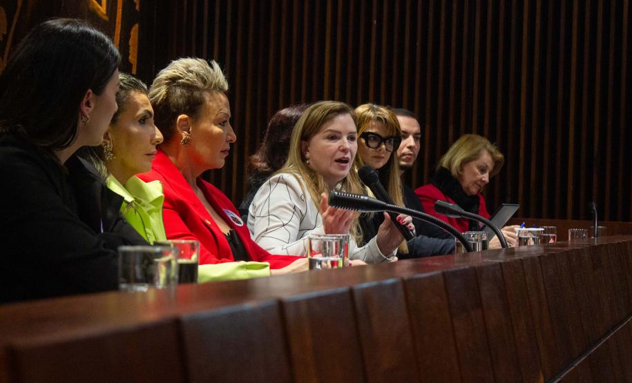 No mês da conscientização, Estado lança campanha estadual de combate ao feminicídio