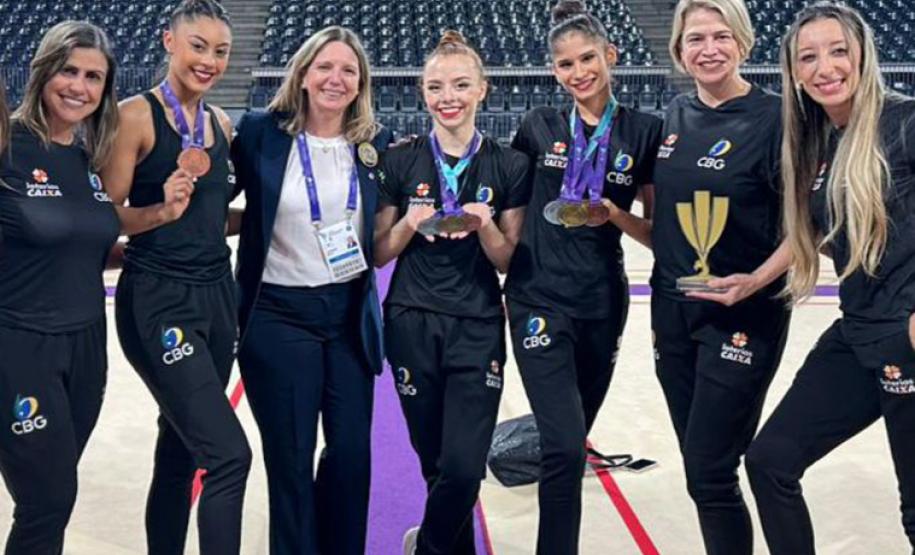 Copa do Mundo de Ginástica rítmica na Romênia. Na foto, Da esquerda para a direita Marcia Naves treinadora da Babi Domingos, Babi Domingos - ginasta de Curitiba, Marcia Aversani - Presidente da Federação de Ginástica do Paraná e faz parte do comitê técnico da Federação Internacional de Ginástica , Giovana Silva - ginasta de Toledo, Nicole Pircio - ginasta de Londrina, Camila Ferezin - treinadora do conjunto da seleção (é de Londrina), Bruna Rosa - professora de Ballet da seleção (é de Londrina).