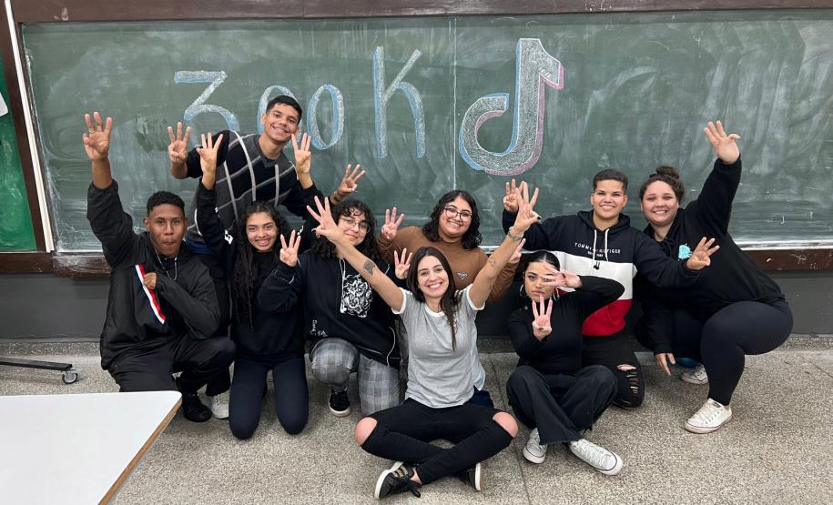 Fenômeno na internet, professora do Paraná prova que educação e comunicação têm muita química