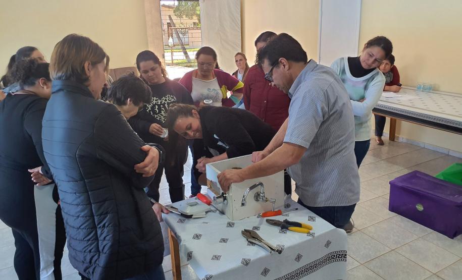Sanepar forma nova turma de mulheres em curso de manutenção hidrossanitária