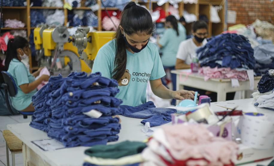 Paraná lidera contratação de mulheres entre os estados do Sul em 2023, aponta Caged