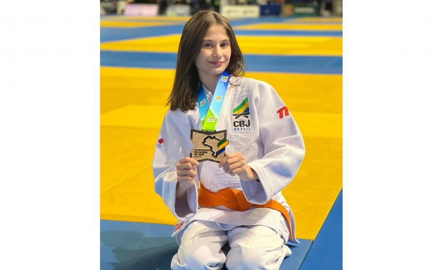 Atleta apoiada pelo Estado conquista ouro e é destaque no Campeonato Brasileiro de Judô - Um dos destaques foi o desempenho da atleta bolsista do Geração Olímpica e Paralímpica, Alessandra Barbosa. Ela conquistou o ouro na categoria sub-13. No campeonato do ano passado, ela ficou com o bronze.