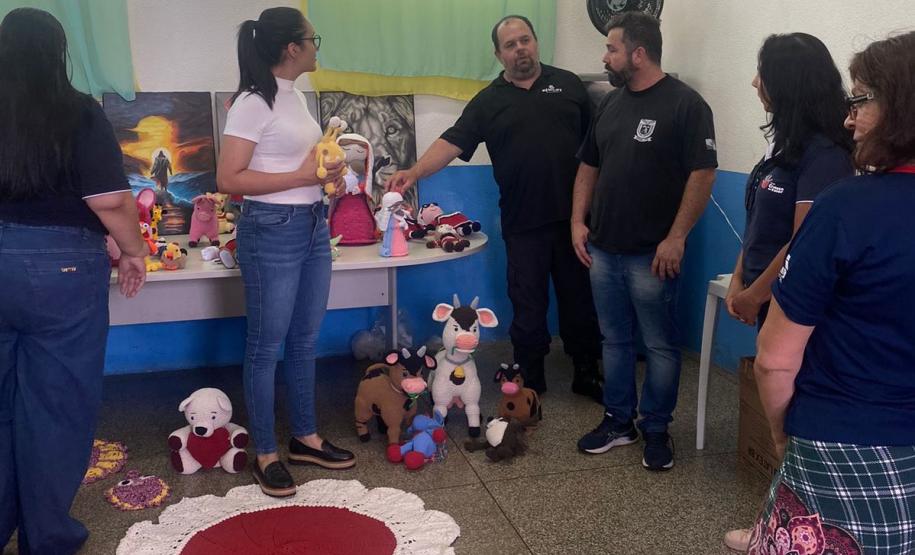 Em Foz do Iguaçu, Polícia Penal entrega amigurumis para ONG e Delegacia da Mulher