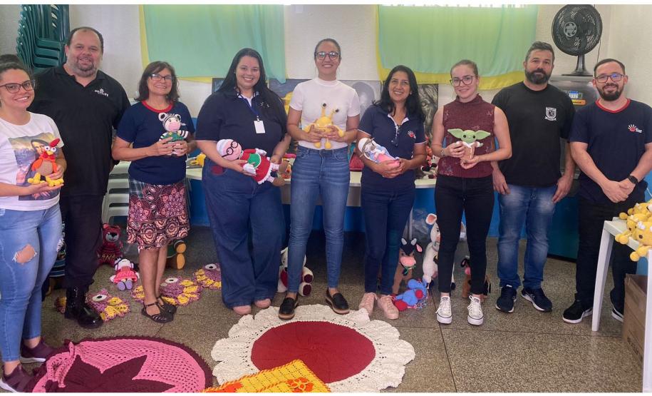 Em Foz do Iguaçu, Polícia Penal entrega amigurumis para ONG e Delegacia da Mulher