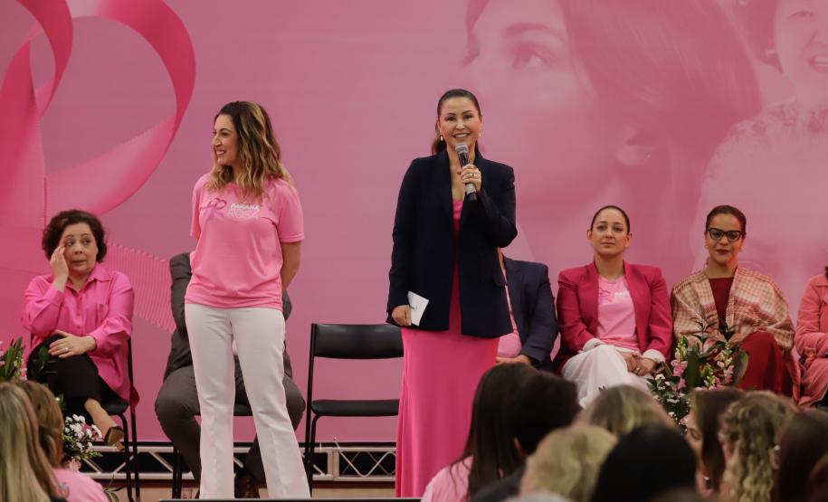 A primeira-dama, Luciana Saito Massa, realiza, no Palácio Iguaçu, o Paraná Rosa em Ação.