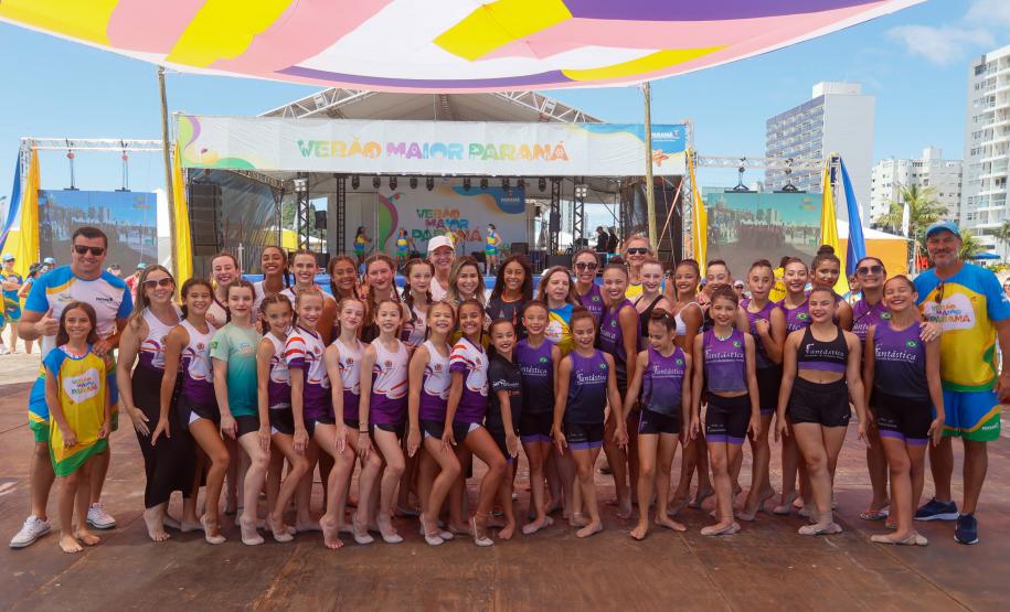 Atletas de ginástica rítmica colorem areias do Litoral em apresentação da modalidade