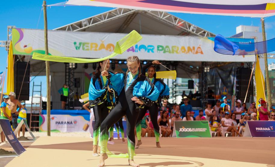 Atletas de ginástica rítmica colorem areias do Litoral em apresentação da modalidade