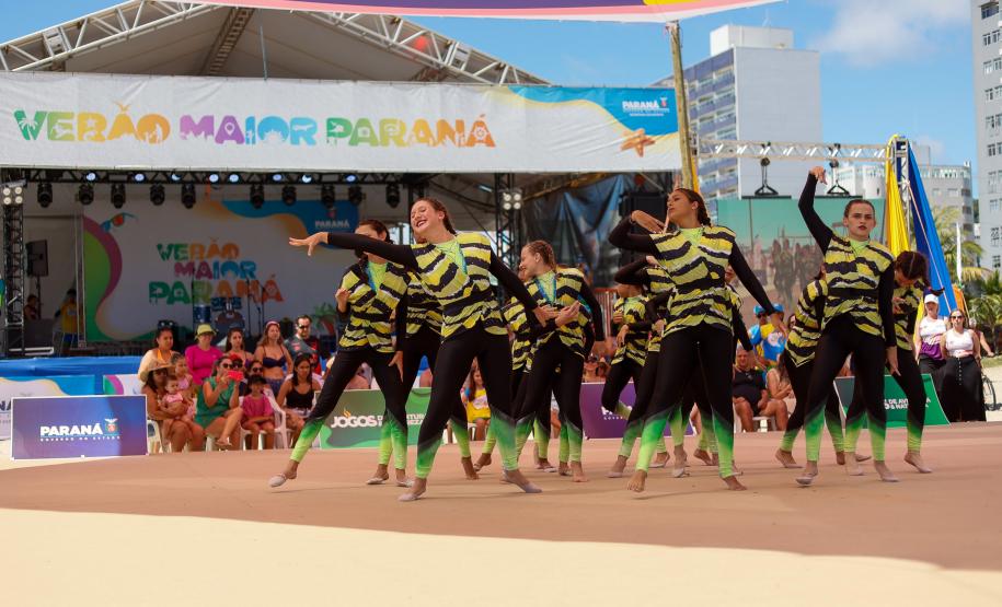 Atletas de ginástica rítmica colorem areias do Litoral em apresentação da modalidade