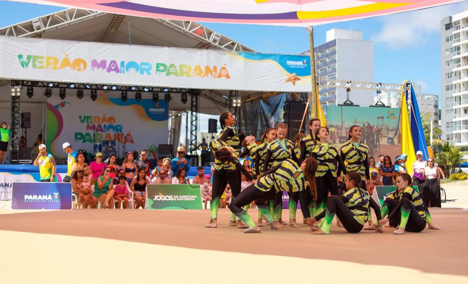 Atletas de ginástica rítmica colorem areias do Litoral em apresentação da modalidade