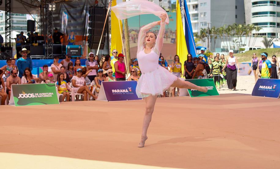 Atletas de ginástica rítmica colorem areias do Litoral em apresentação da modalidade