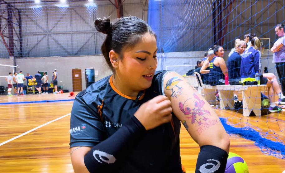 Edwarda Oliveira busca ouro inédito do vôlei sentado