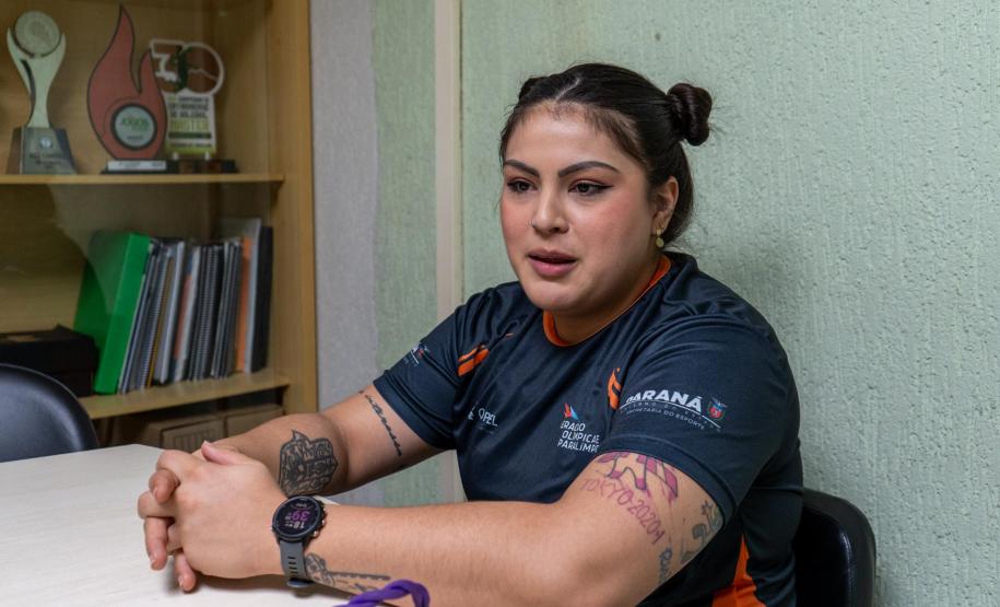 Edwarda Oliveira busca ouro inédito do vôlei sentado