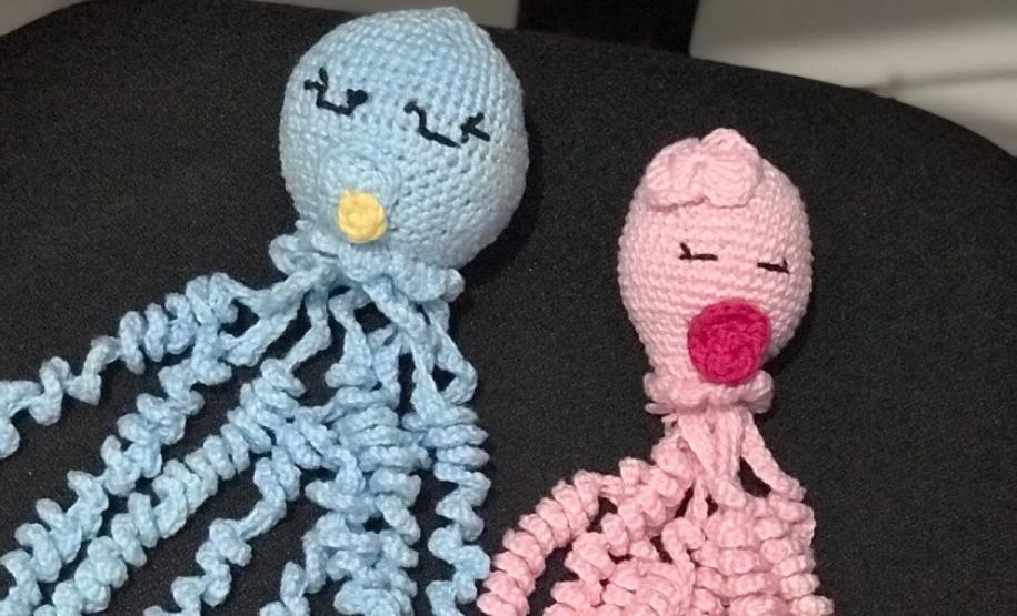 Crianças em UTI recebem artesanato em crochê feito por mulheres privadas de liberdade