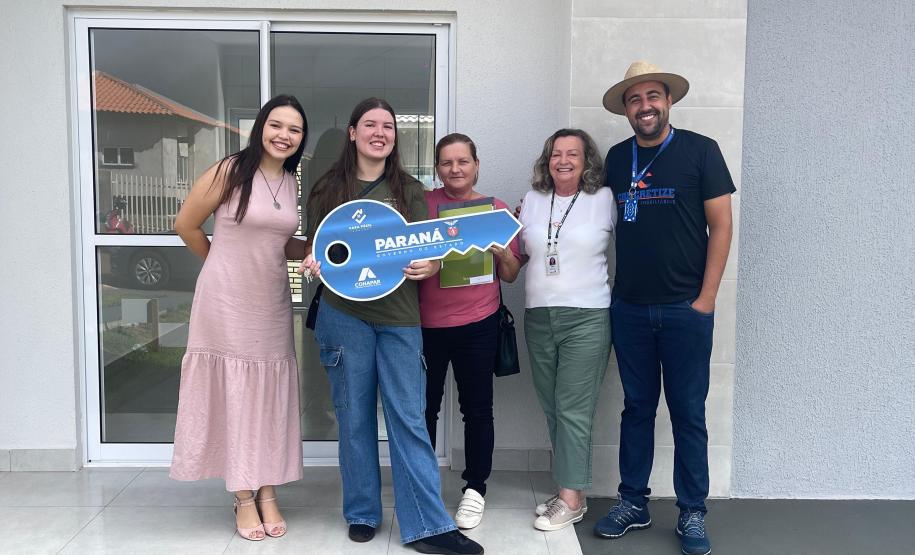 Mais 42 famílias de Campo Mourão recebem as chaves da casa própria com a ajuda do Governo do Estado