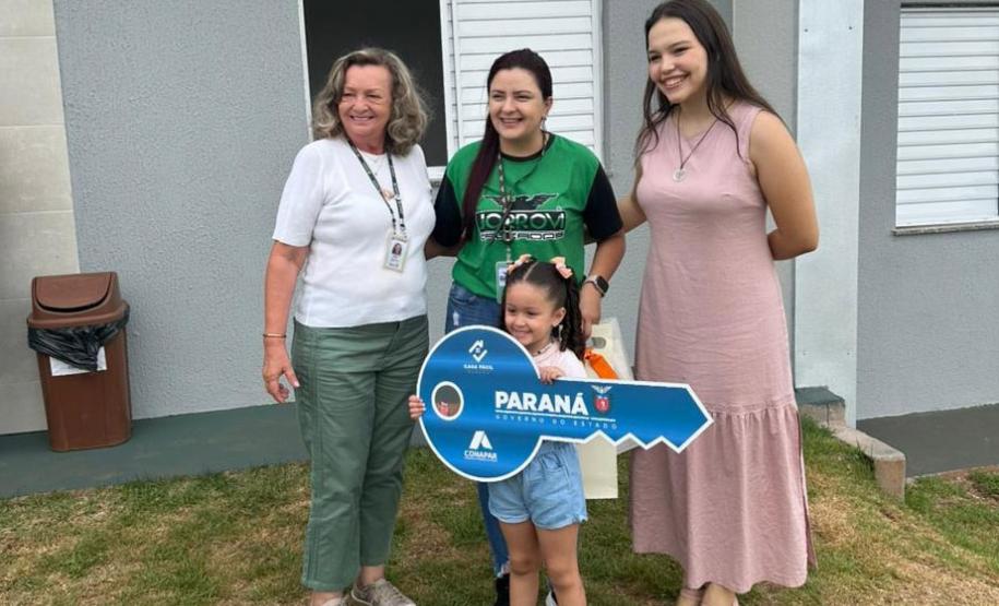 Mais 42 famílias de Campo Mourão recebem as chaves da casa própria com a ajuda do Governo do Estado