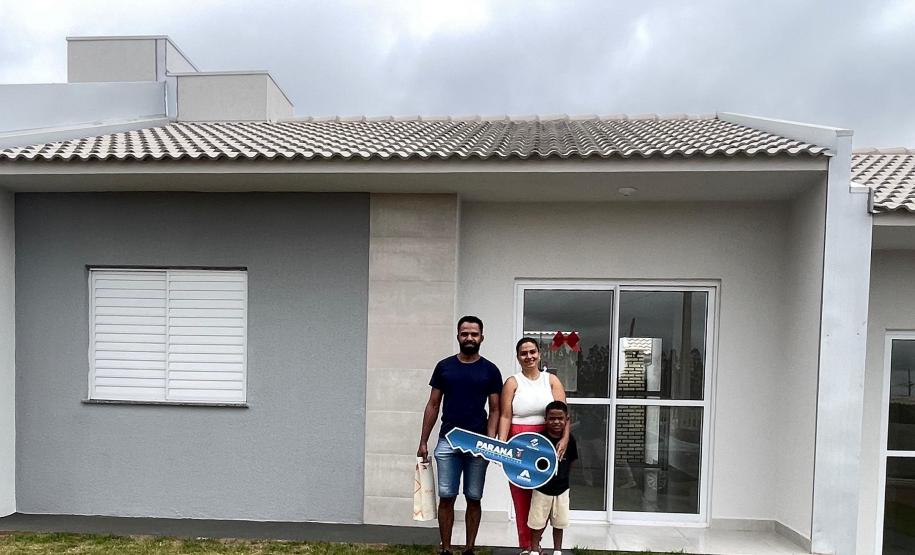 Mais 42 famílias de Campo Mourão recebem as chaves da casa própria com a ajuda do Governo do Estado