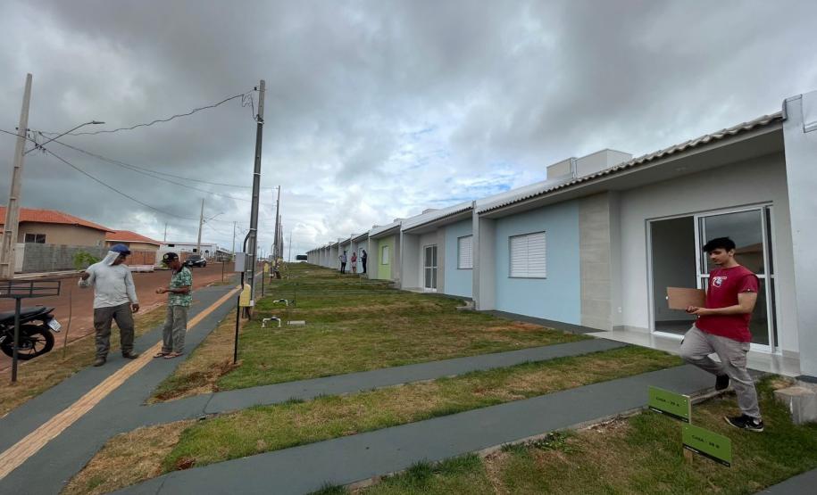 Mais 42 famílias de Campo Mourão recebem as chaves da casa própria com a ajuda do Governo do Estado