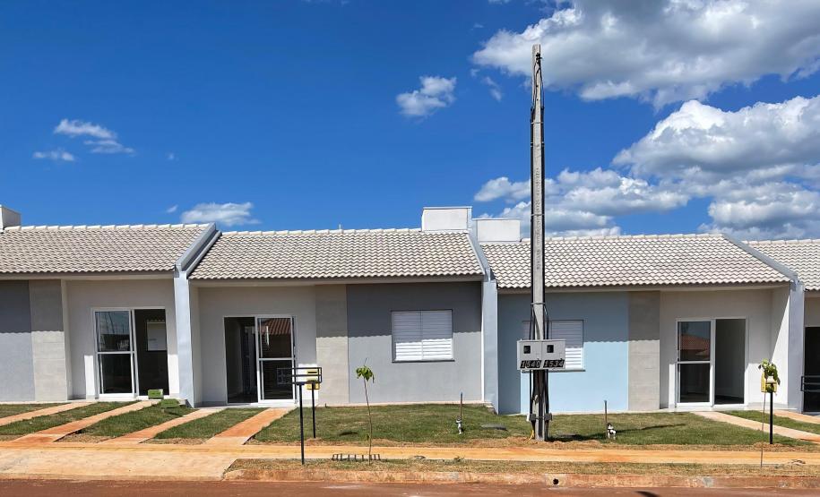 Mais 42 famílias de Campo Mourão recebem as chaves da casa própria com a ajuda do Governo do Estado