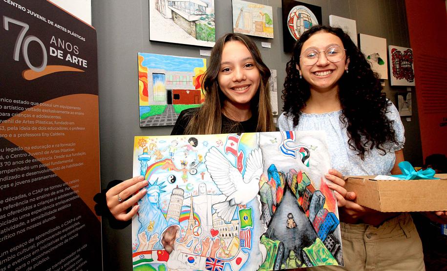 Alunas de desenho do Centro Juvenil de Artes Plásticas recebem prêmio de concurso internacional