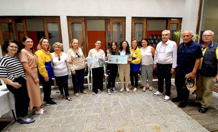 Alunas de desenho do Centro Juvenil de Artes Plásticas recebem prêmio de concurso internacional