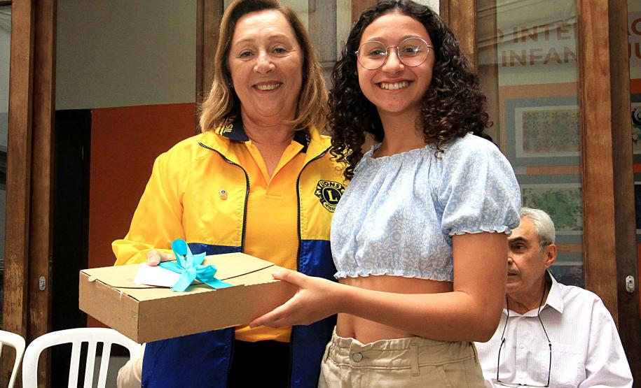 Alunas de desenho do Centro Juvenil de Artes Plásticas recebem prêmio de concurso internacional