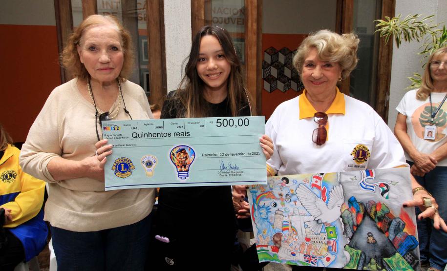 Alunas de desenho do Centro Juvenil de Artes Plásticas recebem prêmio de concurso internacional