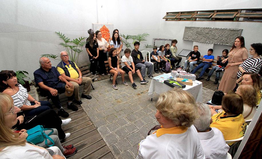 Alunas de desenho do Centro Juvenil de Artes Plásticas recebem prêmio de concurso internacional