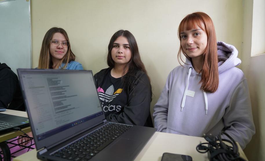 Programa Talento Tech quebra paradigmas com maioria de estudantes composta de meninas