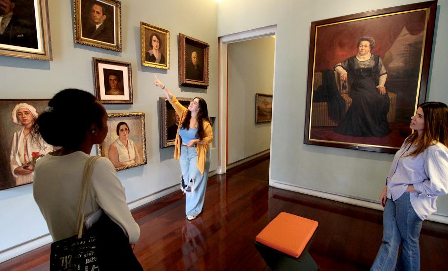 Visitas guiadas, mediações e homenagens: agenda cultural da semana celebra o Dia da Mulher