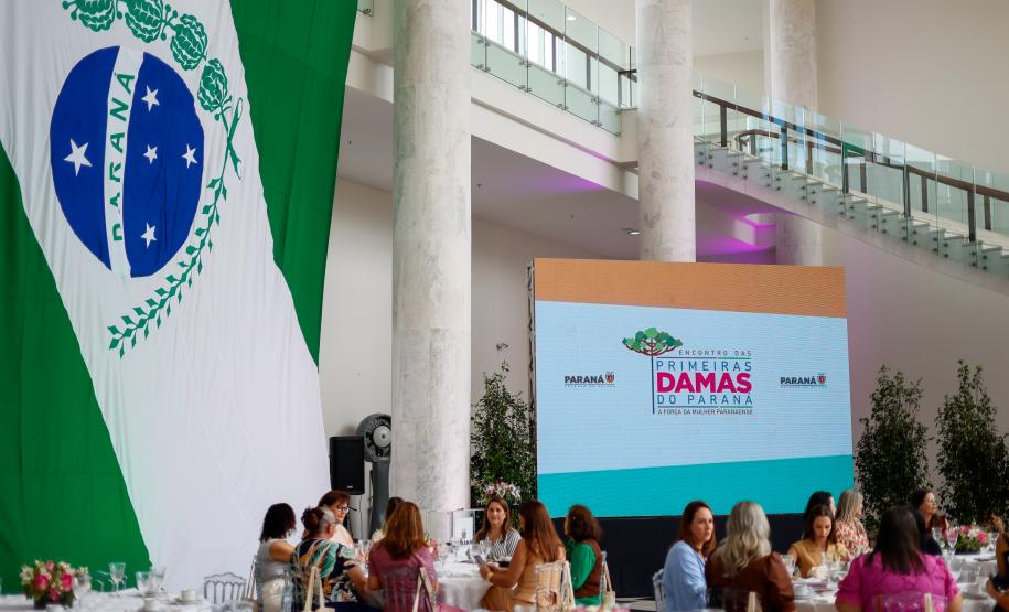 Luciana Saito Massa apresenta programas estaduais às primeiras-damas municipais