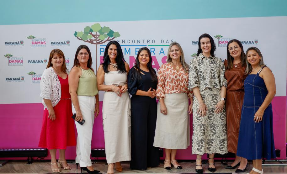 Luciana Saito Massa apresenta programas estaduais às primeiras-damas municipais