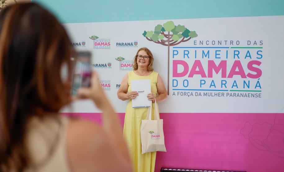 Luciana Saito Massa apresenta programas estaduais às primeiras-damas municipais