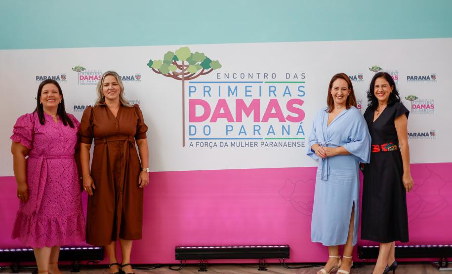 Luciana Saito Massa apresenta programas estaduais às primeiras-damas municipais