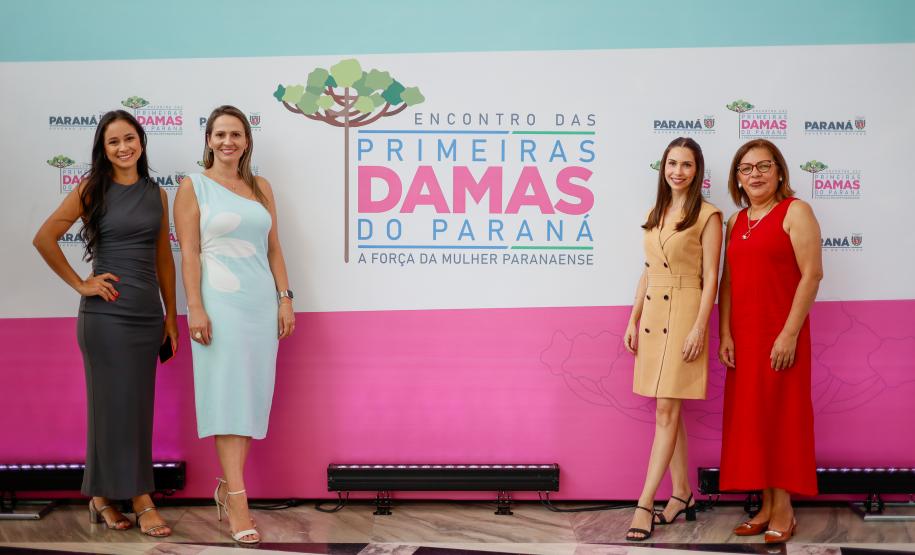 Luciana Saito Massa apresenta programas estaduais às primeiras-damas municipais
