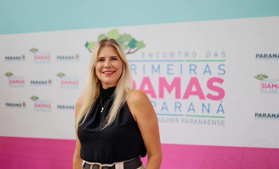 Luciana Saito Massa apresenta programas estaduais às primeiras-damas municipais